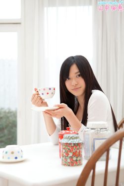 卧室里传出肉体撞击声